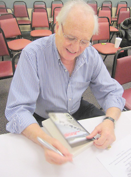 חותם על ספרו. גבור