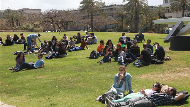 Students lounging on the Tel Aviv University campus (Photo: Motti Kimchi) (צילום: מוטי קמחי)