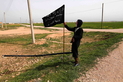ארה"ב כבר הכריזה עליהם כארגון טרור. דגל "א-נוסרה" השחור בסוריה (צילום: רויטרס) (צילום: רויטרס)