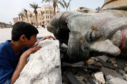 פסלו המנותץ של אסד. "הפלת המשטר היא משימה קלה לעומת הבנייה מחדש" (צילום: רויטרס) (צילום: רויטרס)