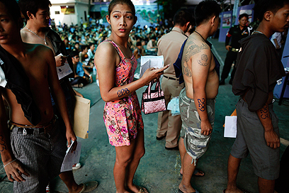 טרנסג'נדרית מחכה בתור במרכז גיוס בתאילנד (צילום: רויטרס) (צילום: רויטרס)