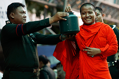 נזיר בודהיסטי שולף את הפתק שיקבע את גורלו (צילום: רויטרס) (צילום: רויטרס)