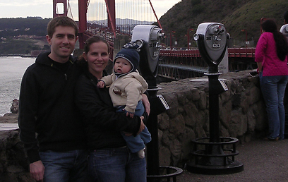 גיל, אשתו ובנם הבכור בסן פרנסיסקו. "התנאים היו טובים אבל הלב שלי לא היה שם" ()