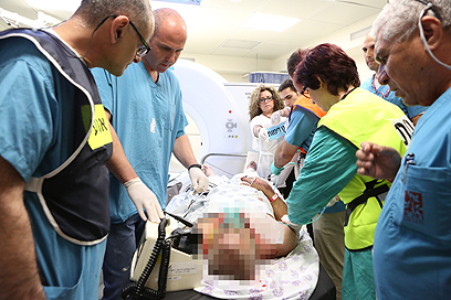 צוותי הרפואה בבית החולים רמב"ם מטפלים בנפגעים (צילום: פיוטר פליטר) (צילום: פיוטר פליטר)