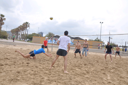 כדורעף חופים זה להיט במזג אוויר טוב, ובחיפה היה (צילום: ג'ורג' גינסברג) (צילום: ג'ורג' גינסברג)