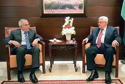 נשיא הרשות אבו מאזן עם רה"מ הפלסטיני המתפטר סלאם פיאד (צילום: EPA) (צילום: EPA)