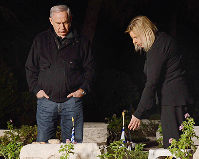 ראש הממשלה ורעייתו במוצאי שבת ליד קברו של יוני נתניהו  (צילום: קובי גדעון, לע"מ) (צילום: קובי גדעון, לע