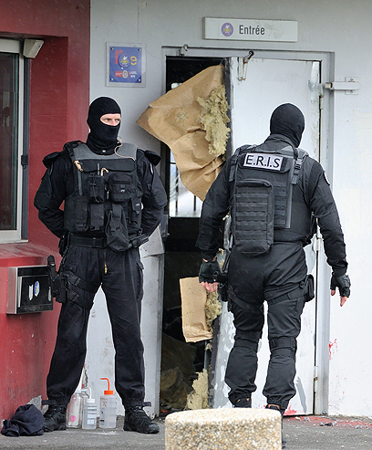 שוטרי יחידה מובחרת ליד אחת הדלתות שפוצצו (צילום: AFP) (צילום: AFP)