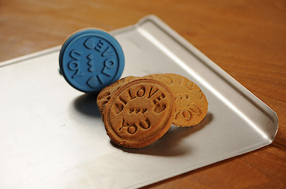 דף אפייה "שיקאגו מטאליק" 40X35 ס"מ. וחותמת עוגיות I LOVE YOU "סוהו" (צילום: דודו אזולאי) (צילום: דודו אזולאי)
