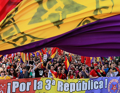 ההפגנה הערב במדריד. "זו לא דמוקרטיה" (צילום: AP) (צילום: AP)