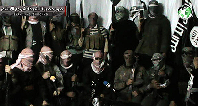 המורדים פנו לבקש סיוע מלוחמי אל-קאעידה המנוסים (צילום: AP) (צילום: AP)