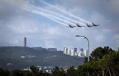 מטס חיל האוויר מעל חיפה (צילום: אבישג שאר-ישוב) (צילום: אבישג שאר-ישוב)