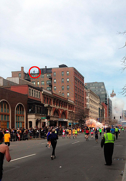 באדום: האלמוני שצולם על גג הבניין ברגע הפיצוץ (צילום: רויטרס) (צילום: רויטרס)