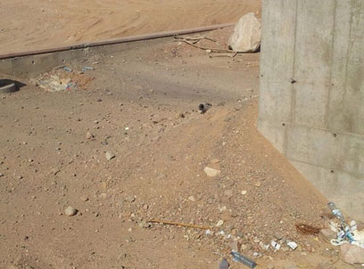 אזור נפילת אחת הרקטות באילת, הבוקר (צילום: יאיר שגיא "ידיעות אחרונות")