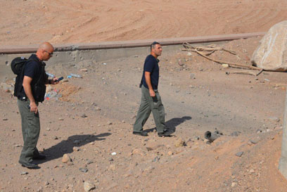 כוחות הביטחון סורקים את אזור נפילת אחת הרקטות (צילום: יאיר שגיא) (צילום: יאיר שגיא)