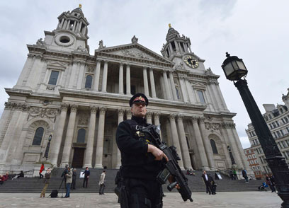 שוטר שומר ליד הקתדרלה (צילום: רויטרס) (צילום: רויטרס)