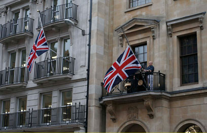 בריטים מניפים דגלים בחצי התורן (צילום: רויטרס) (צילום: רויטרס)