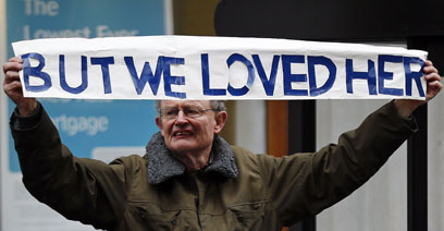"אבל אנחנו אהבנו אותה". מפגין במסע ההלוויה (צילום: AFP) (צילום: AFP)