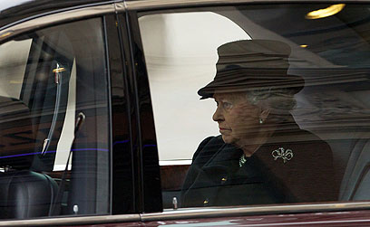 המלכה מגיעה לקתדרלה במגבעת שחורה (צילום: AFP) (צילום: AFP)