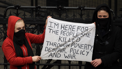 מפגינים במסע ההלוויה. "אני כאן למען אלו שהיא הרגה באמצעות עוני, ייאוש, מדיניות ומלחמה" (צילום: Gettyimages) (צילום: Gettyimages)