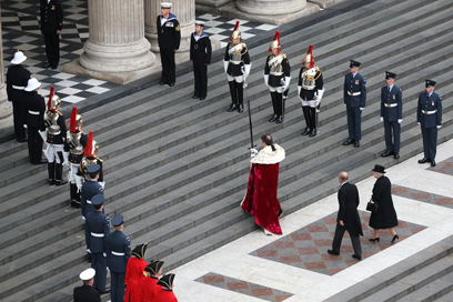 המלכה ובעלה מגיעים לקתדרלה (צילום: Gettyimages) (צילום: Gettyimages)