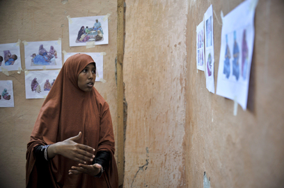 שיעור בטיפול בתינוקות לנשים ממחנה פליטים בסומליה (צילום: AFP, TOBIN JONES   ) (צילום: AFP, TOBIN JONES   )