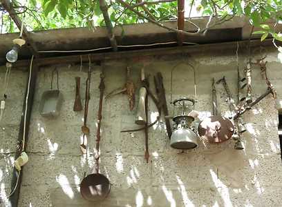 כלים חקלאיים תלויים בצד בית בפסוטה (צילום: מיכל שילוח) (צילום: מיכל שילוח)