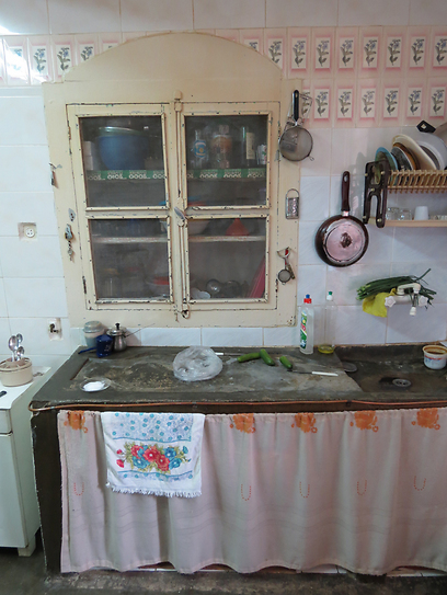 מטבח באחד הבתים בכפר (צילום: מיכל שילוח) (צילום: מיכל שילוח)