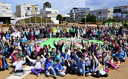 מיצג ענק של כדור הארץ שהורכב מ-1000 צעצועים ישנים בכיכר רבין (צילום: ישראל מלובני) (צילום: ישראל מלובני)