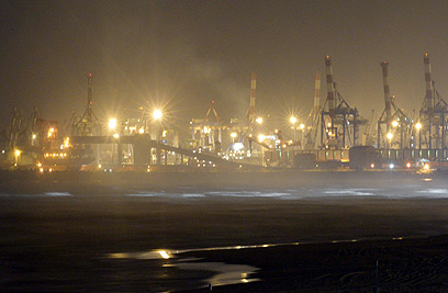 אוניות מחוץ לנמל אשדוד, הלילה (צילום: אבי רוקח) (צילום: אבי רוקח)