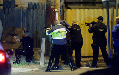 שוטרים במרדף בווטרטאון (צילום: AP) (צילום: AP)