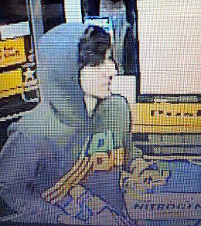 החשוד שאחריו מתנהל המצוד צולם במצלמת אבטחה בחנות בתחנת דלק הלילה, לפני חטיפת הרכב (צילום: AP) (צילום: AP)