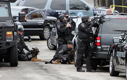 הדרמה בשיאה: כוחות משטרה מיוחדים ברחובות ווטרטאון (צילום: MCT) (צילום: MCT)