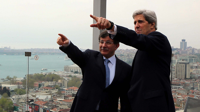 ג'ון קרי עם שר החוץ הטורקי אחמט דבוטאולו  (צילום: MCT) (צילום: MCT)