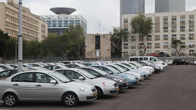 חניית מכוניות צבאיות סמוך לבסיס הקריה בתל אביב (צילום: מוטי קמחי) (צילום: מוטי קמחי)