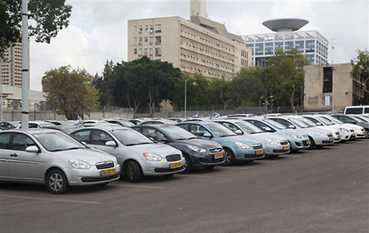 מכוניות חכורות בקריה בתל אביב. "בזבוז כספי ציבור" (צילום: מוטי קמחי) (צילום: מוטי קמחי)