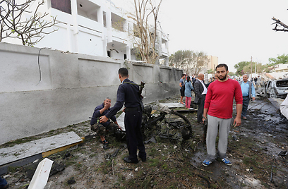 קיר השגרירות ניזוק ובניינים סמוכים נהרסו (צילום: AFP) (צילום: AFP)