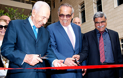 משמאל: נשיא המדיה שמעון פרס, היזם ורטהיימר וראש עיריית נצרת ראמז ג'ראיסי (צילום: עופר בלנק) (צילום: עופר בלנק)