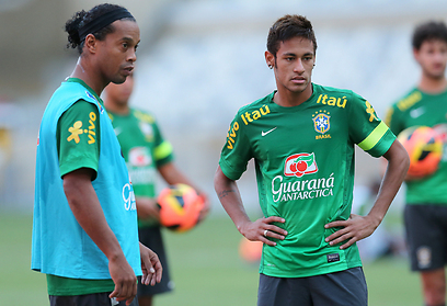 ניימאר עם רונאלדיניו באימון נבחרת ברזיל (צילום: AP) (צילום: AP)