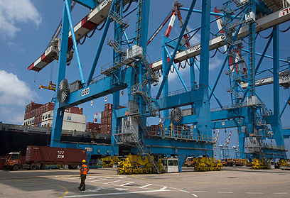 נמל חיפה. סחורות יועברו דרך נמלים בקפריסין? (צילום: רויטרס) (צילום: רויטרס)