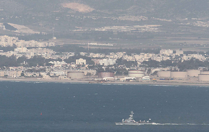 ספינות חיל הים מחפשות אחר שברי המל"ט בצהריים (צילום: עידו ארז) (צילום: עידו ארז)