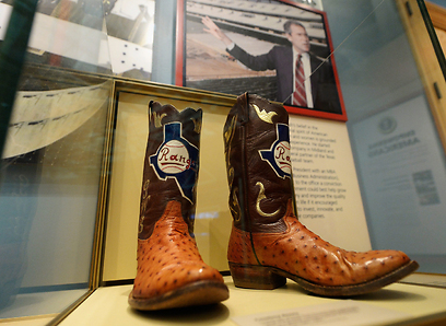 מגפיים שניתנו לבוש לזכר ימיו כמנג'ר הטקסס ריינג'רז (צילום: AFP) (צילום: AFP)