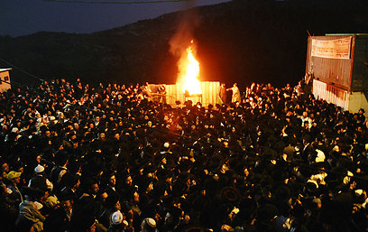 במוצאי השבת הקרובה, בשעה 23:00, תודלק האש כמיטב המסורת במירון ()