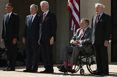 קרטר, בוש, קלינטון, בוש ואובמה בתחילת הטקס (צילום: AFP) (צילום: AFP)
