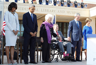 משפחת בוש והזוג אובמה בתפילה בתחילת הטקס (צילום: רויטרס) (צילום: רויטרס)
