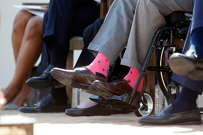 בוש האב בהצהרה אופנתית - גרביים ורודים (צילום: AP) (צילום: AP)
