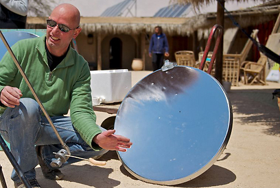 בישול בצלחות לווין באמצעות מיקוד חום השמש (צילום: אילן גרייצר ) (צילום: אילן גרייצר )