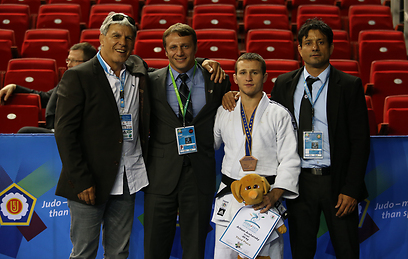 רזבוזוב, סמדג'ה ופונטי עם גיבור היום הראשון של אליפות אירופה (צילום: אורן אהרוני) (צילום: אורן אהרוני)