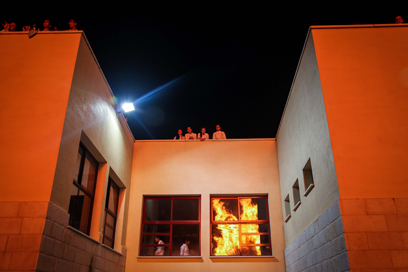 האש משתקפת מהחלון ברכסים (צילום: אבישג שאר-ישוב) (צילום: אבישג שאר-ישוב)