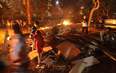 שורפים קרשים אמש, ליד הים בתל-אביב (צילום: מוטי קמחי) (צילום: מוטי קמחי)